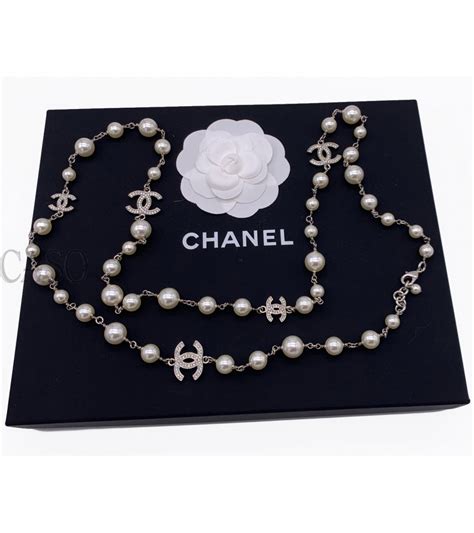 collana plastica chanel